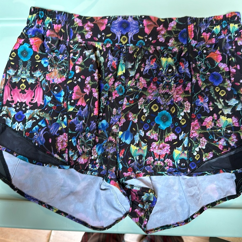 NWOT women’s Lululemon hotty hot low rise 2.5 inch running shorts, size 12!
